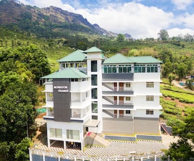 https://imgcld.yatra.com/ytimages/image/upload/t_hotel_yatra_city_desktop/v1490013020/Hotel/Munnar/00022468 /Drone_Images__01_MpRiYA.jpg